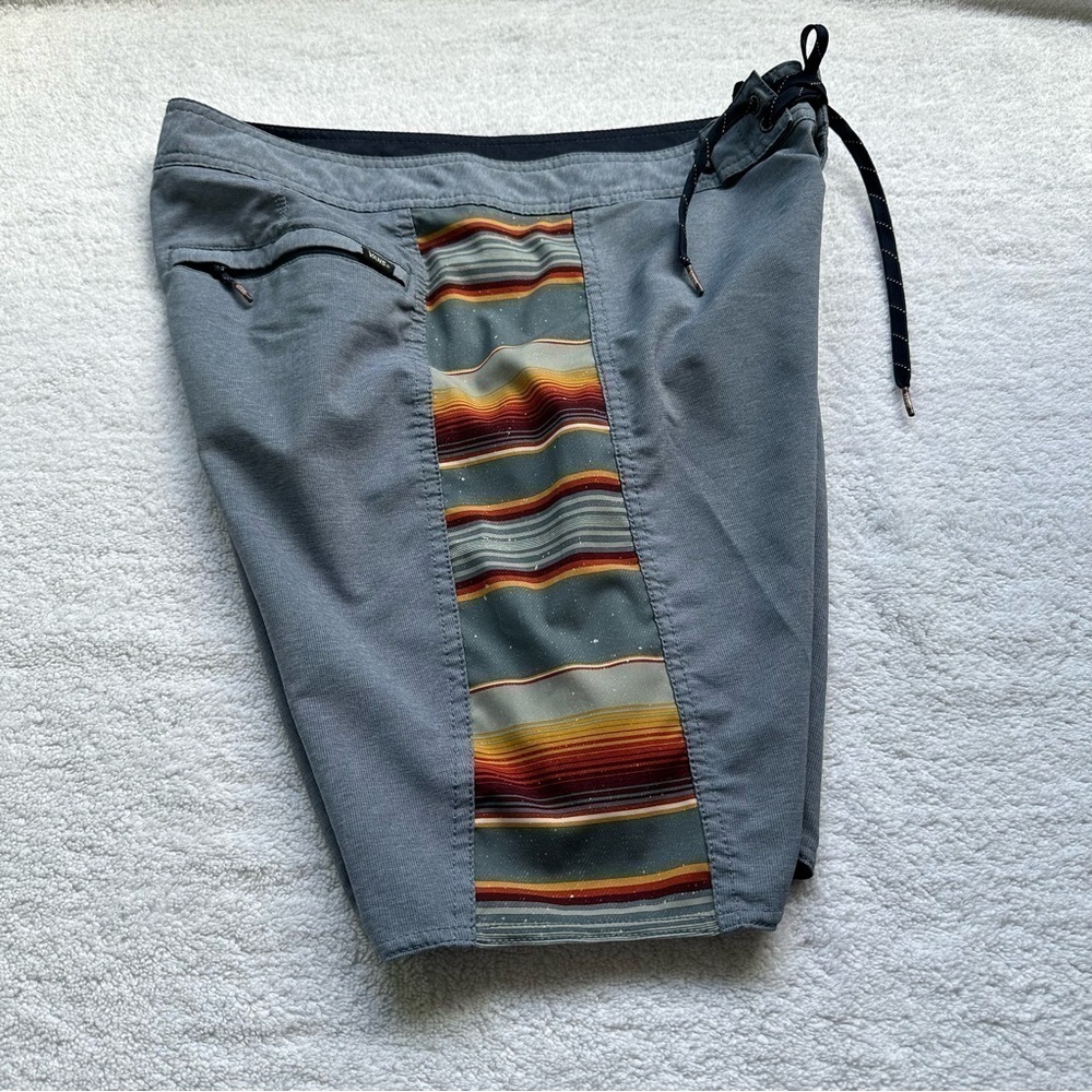 Vans Off The Wall Side Psych Board Shorts Blue with striped sides Size 31 Mens - Picture 2 of 5